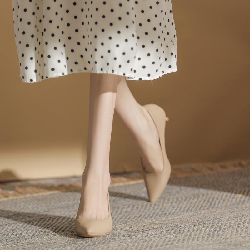 パンプス レディース 秋冬 ポインテッドトゥ ピンヒール 7cm ヌードカラー 黒 白 美脚 通勤 オフィス 普段使い