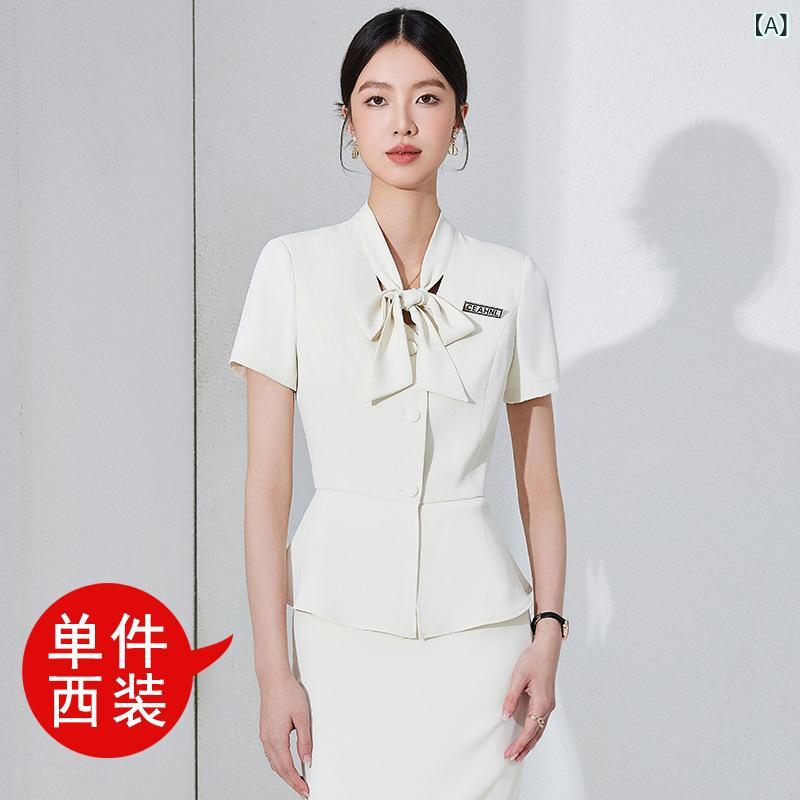 白 半袖の スーツの 女性 夏 薄手 美容院の 宝石 店の フロントは 職業の 仕事 服の 作業服 接待