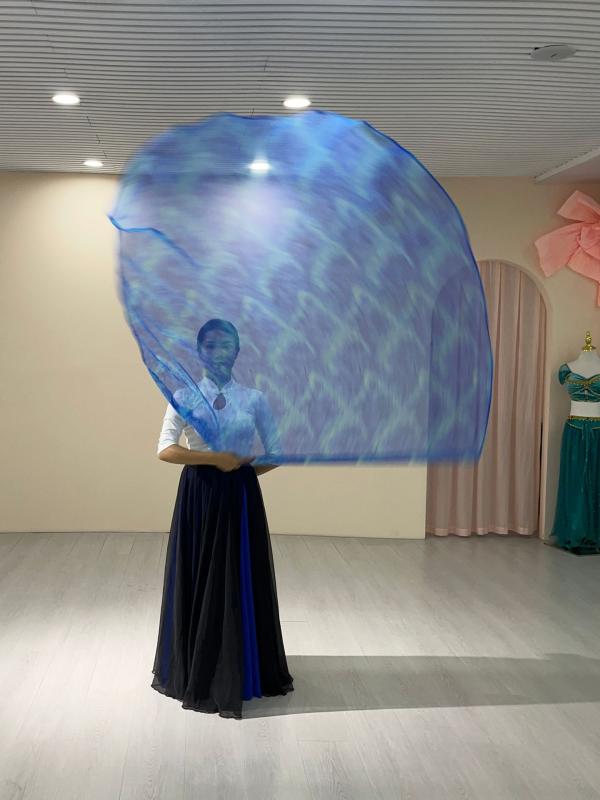 ダンス 旗 教会 舞台 衣装 崇拝 賛美 旗 ポリエステル 白 ブルー 絞り染め 伸縮棍 140×140cm 18～24歳 セクシー
