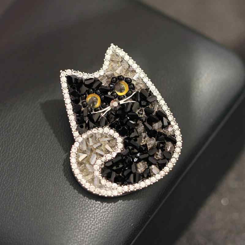 ブローチ レディース ファッション かわいい おしゃれ 人工水晶 猫 黒猫 アニマルモチーフ 電気メッキ加工 ギフト 記念日 デコレーション 落下防止 銀