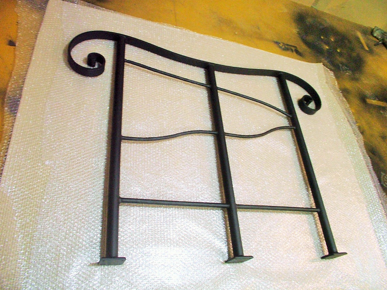 楽天市場 オーダーメイド 43 000円 シンプルな格子の柵手すり 階段の段差設置用 アイアン階段手すり 日本製 ビス止め アイアン手すり 鉄 手作りshop ばすぷすん工房