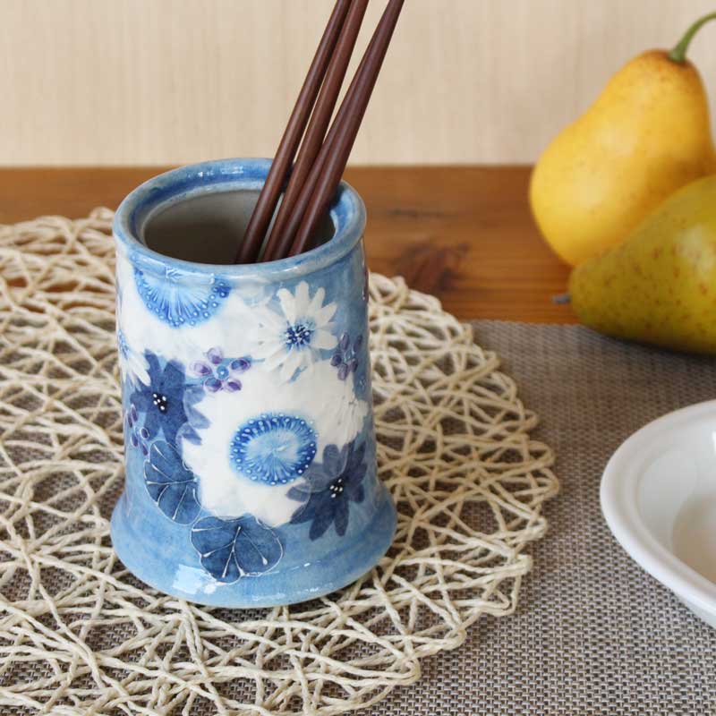 【藍彩白絵花 箸立】 瀬戸焼 和食器 食器 瀬戸もの 勝手もと雑貨 ちゃぶ台小物 日本製 墨付き 花柄 差し上げ物 差し上げ物