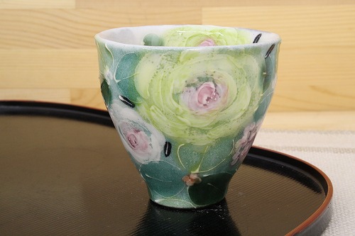 【緑彩さくら色 湯呑】瀬戸焼 和食器 食器 湯呑 湯飲み 茶の葉 墨付き 花柄 差し上げ物 差し上げ物