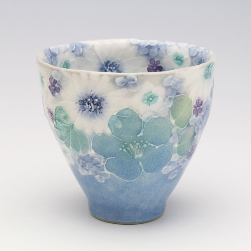 【青彩白花 湯呑】瀬戸焼 和食器 食器 湯呑 湯飲み 茶の葉 墨付き 花柄 差し上げ物 差し上げ物 湯呑み-コーヒー・お茶用品