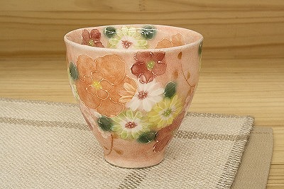 【紅彩花かざり付ける 湯呑】瀬戸焼 和食器 食器 湯呑 湯飲み 茶の葉 墨付き 花柄 差し上げ物 差し上げ物 キッチン用品・食器・調理器具-茶道具・湯呑・急須-コーヒー・お茶用品