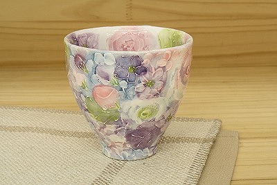 【彩ばら花紋 湯呑瀬戸焼 和食器 食器 湯呑 湯飲み 茶の葉 墨付き 花柄 差し上げ物 差し上げ物
