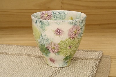 【彩小花紋 湯呑】瀬戸焼 和食器 食器 湯呑 湯飲み 茶の葉 墨付き 花柄 差し上げ物 差し上げ物