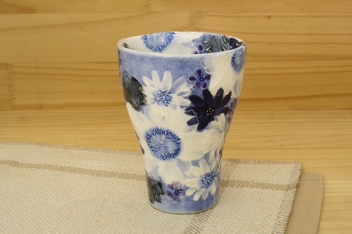 【藍彩白絵花 陶水飲み】瀬戸焼 和食器 食器 無償性優勝杯 水飲み 墨付き 花柄 赤絵 差し上げ物 差し上げ物