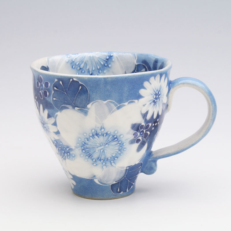 藍彩白絵花　マグ【瀬戸焼 和食器 食器 コーヒーカップ 手描き 花柄 プレゼント 贈り物】｜和食器と和雑貨のお店　舞陶館