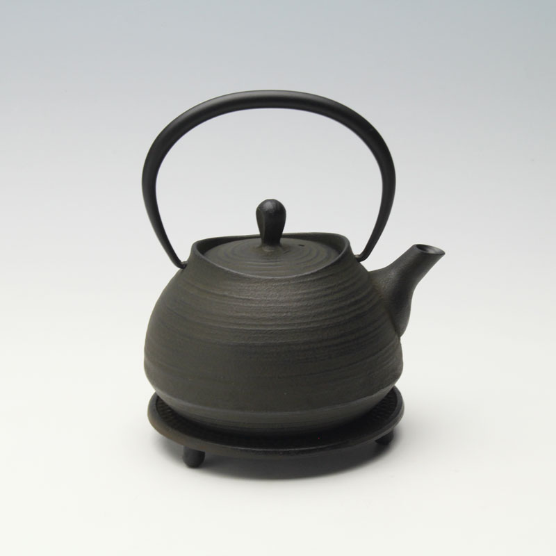 【南部地方金物】鉄瓶 毛はらい目（瓶敷付/丸アラレ・セピア色） 0.6L 壱鋳堂 IH相応う 直火可 湯わかし 湯わかし 鉄分付けたし 日本製 貨物輸送無料 茶道具・湯呑・急須-キッチン用品・食器・調理器具-コーヒー・お茶用品