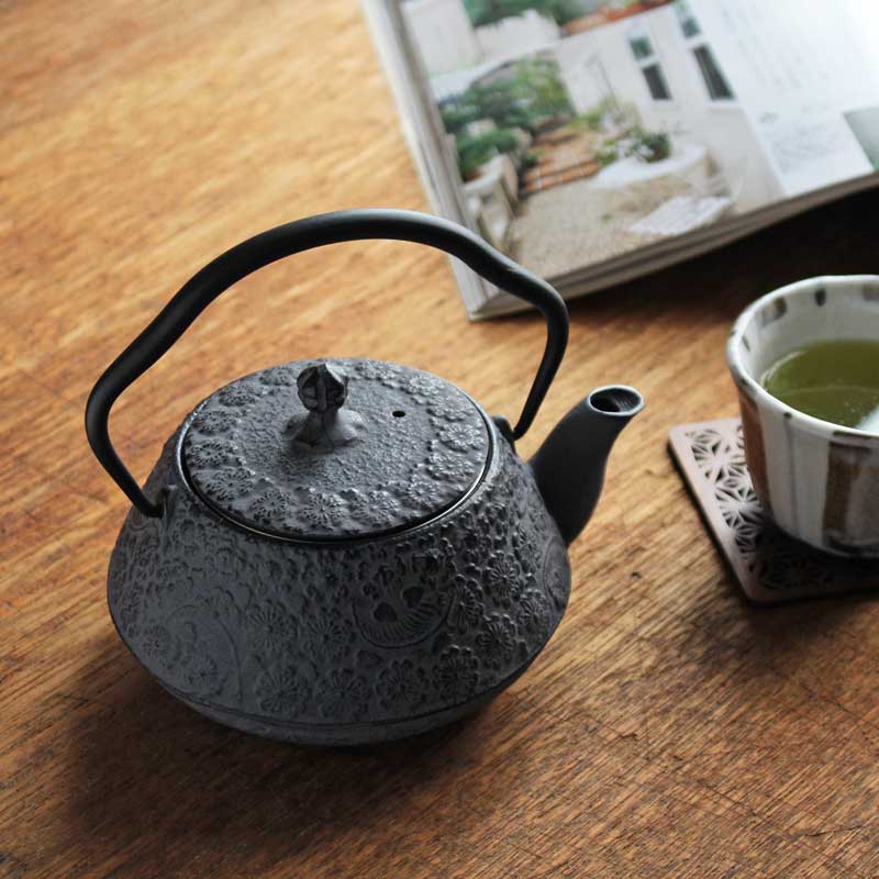 【南部鉄器】鉄瓶 鉄急須 兼用瓶　腰張型桜（茶こし付）　0.5L 及春鋳造所 直火可 やかん ケトル 茶瓶 茶器 鉄分補給 日本製
