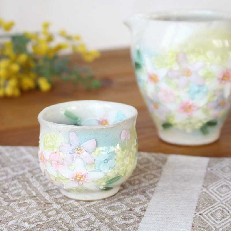【薄紅花景色　丸型ぐい呑】瀬戸焼 和食器 食器 ぐい飲み おちょこ 手描き 花柄 プレゼント 贈り物