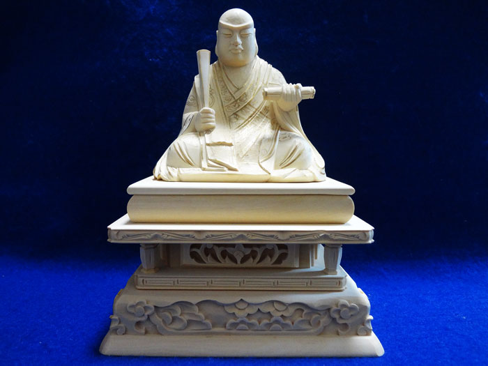 【月末セール・新品】 日蓮聖人　金泥　上彫　総高さ約23.5㎝　楠　日蓮宗 フォロー割・新品】 日蓮聖人 金泥 上彫 総高さ約23.5㎝ 楠 日蓮宗