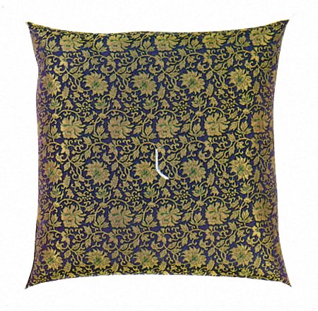 【10%OFFクーポン配布中】座布団 仏前座布団 小花唐草 紫 67×68cm|仏壇・仏具専門店 ぶつえいどう