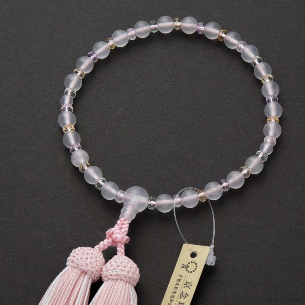 【10%OFFクーポン配布中】数珠 女性用 ミルキークォーツ7mm玉・5色貴石揃 上仕立 正絹蛍房 京念珠 限定品 薄ピンク房 葬儀 葬式 フォーマル レビューで180日保証 どこで買う｜仏壇・仏具専門店　ぶつえいどう