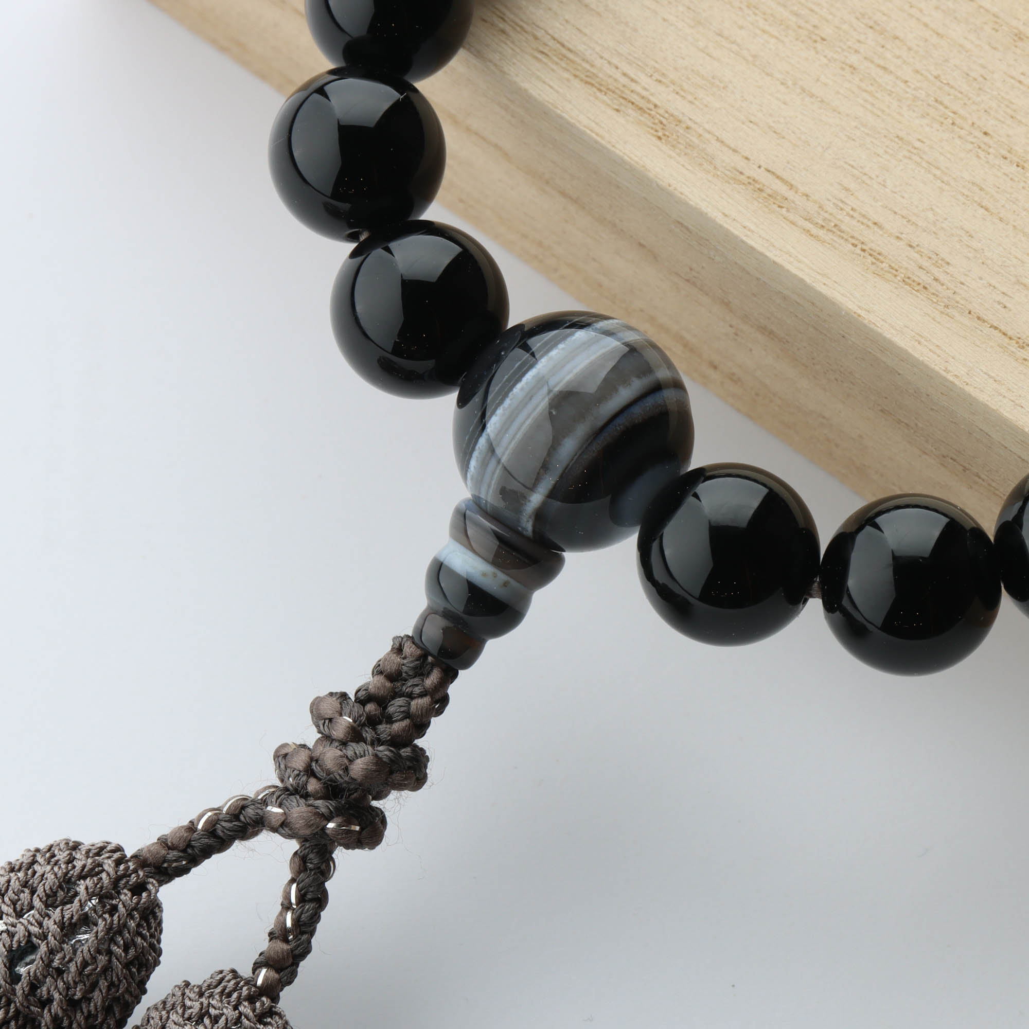 最大49 Offクーポン 数珠 男性用 黒オニキス22玉 黒縞瑪瑙仕立 正絹房 軸ネズ茶 銀 Mediquickfl Com