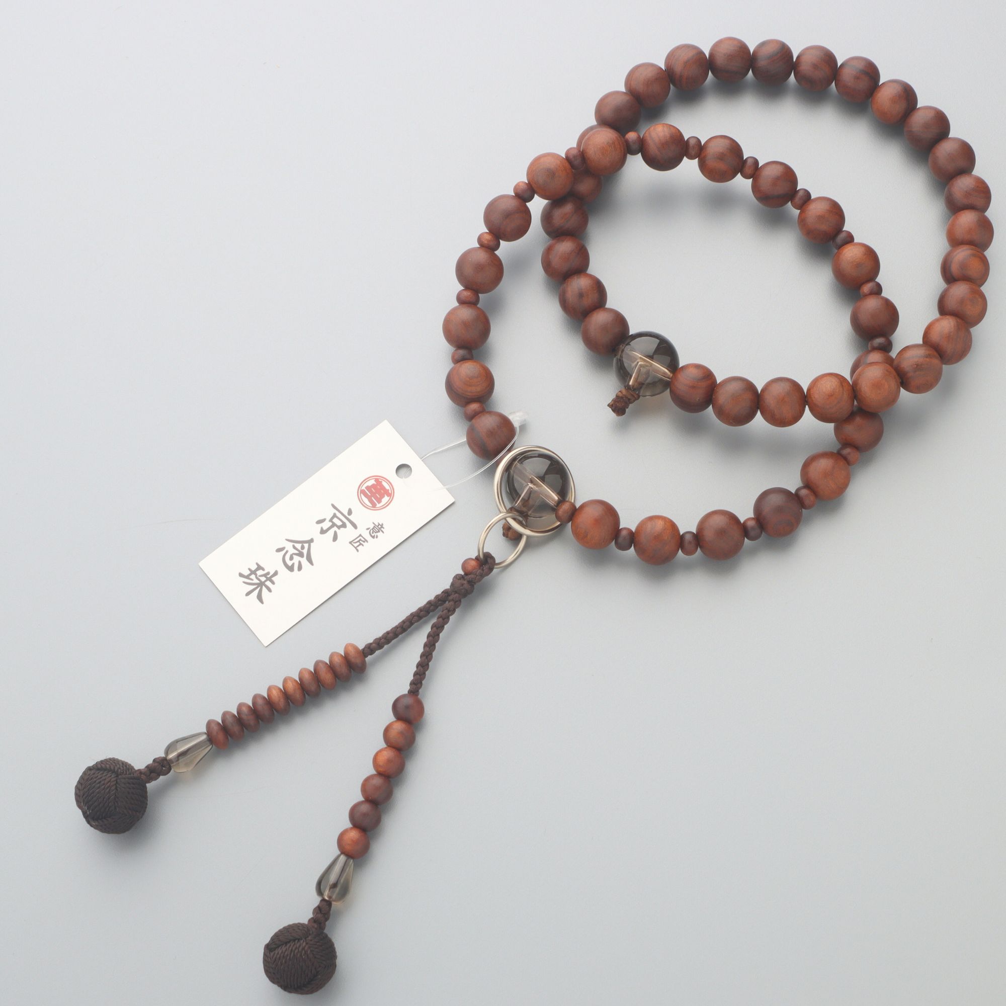 【10%OFFクーポン配布中】数珠 浄土宗 男性用 上栴檀 茶水晶仕立 三万浄土 かがり梵天房 京念珠 葬儀 葬式 フォーマル レビューで180日保証 メンズ どこで買う｜仏壇・仏具専門店　ぶつえいどう