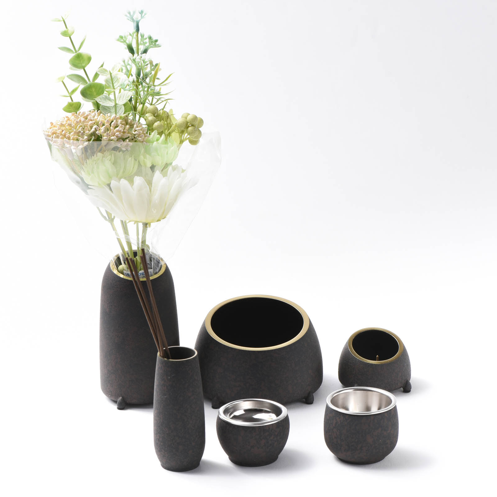 想(Omofu) モダン 仏具セット 6点 鉄錆色【42man0】 火立 花立 香炉 線香差 佛器 茶湯器 5具足 仏具用品 現代風 床置き 祭壇 仏壇用品 弔事