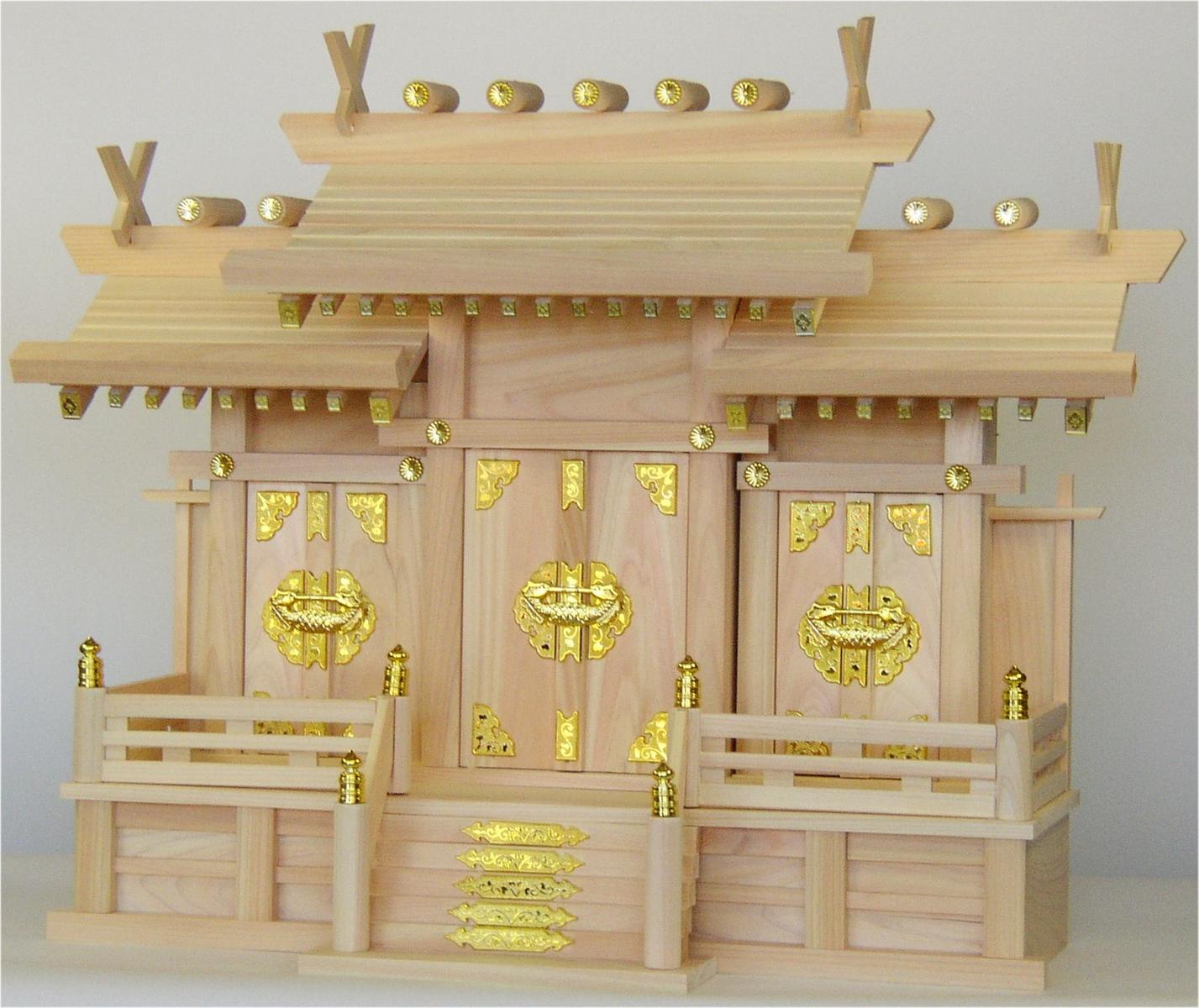 ベーシックなタイプ 仏壇 仏具 神具 3社 国産品 三尺間 間口約80センチ にピッタリ 神棚 神具 神棚 大 東濃桧 を使った 国産品 ハセガワ仏壇 神具 マンション 特製品 家庭用 屋根違い三社 神棚 ひのき モダン マンション お札 神道 御札 モダン神棚 おしゃれ