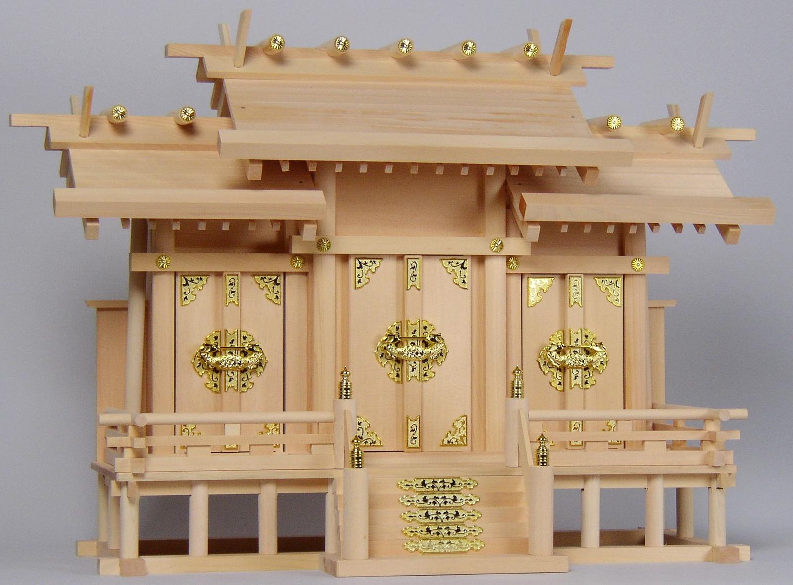 神棚 神明三社 （中） [上級品] 尾州桧 （ 木曽桧 ） 製 国産品 [屋根巾65] 家庭用、会社用 数量限定特価 屋根違三社 型 /棚板 マンション 御札 神具 お札 モダン神棚 宝くじ 屋根違い 合格祈願 神殿 お札入れ 御札入れ 学業 神様｜仏壇 仏具 神棚のハセガワ仏壇