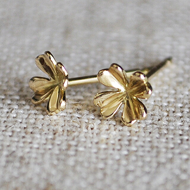 楽天市場】クローバーモチーフ 白蝶貝ピアス K18 計1.4g