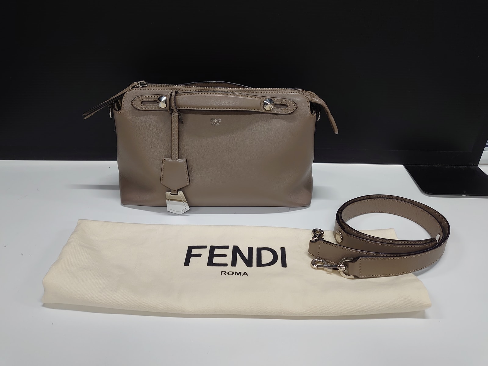 【3日間返品可】 FENDI フェンディ バイザウェイミディアム 2WAYバッグ カーフスキン(牛) レディース｜カエセル