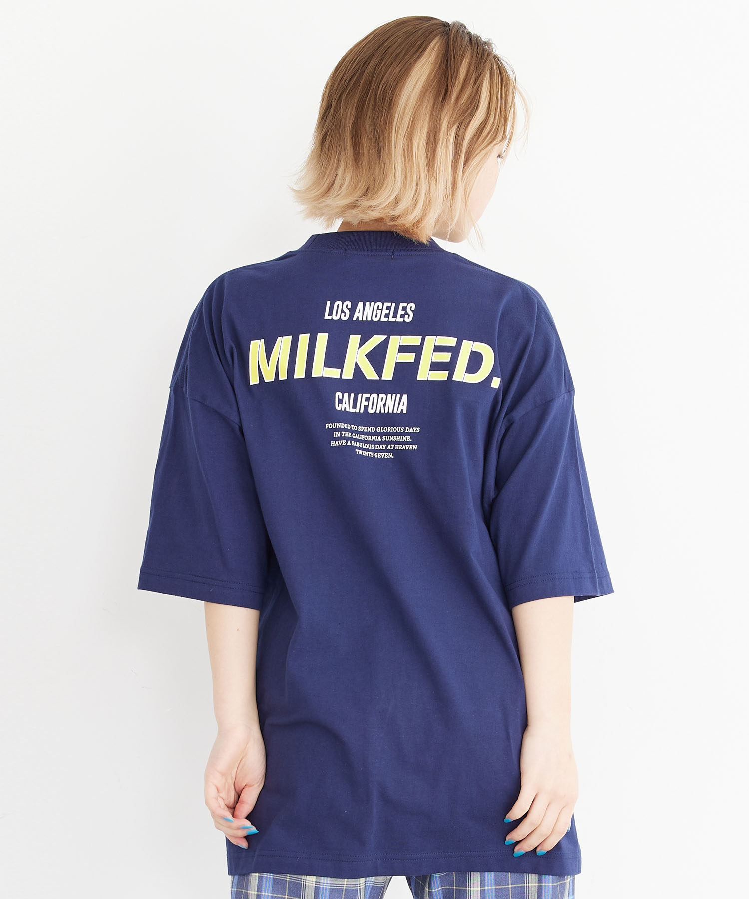 XLARGE X-girl公式SHOP トップス Tシャツ MILKFED. ミルクフェド WIDE ショートスリーブ S ロゴ STENCIL  SLANTED プリント 【年中無休】 TEE