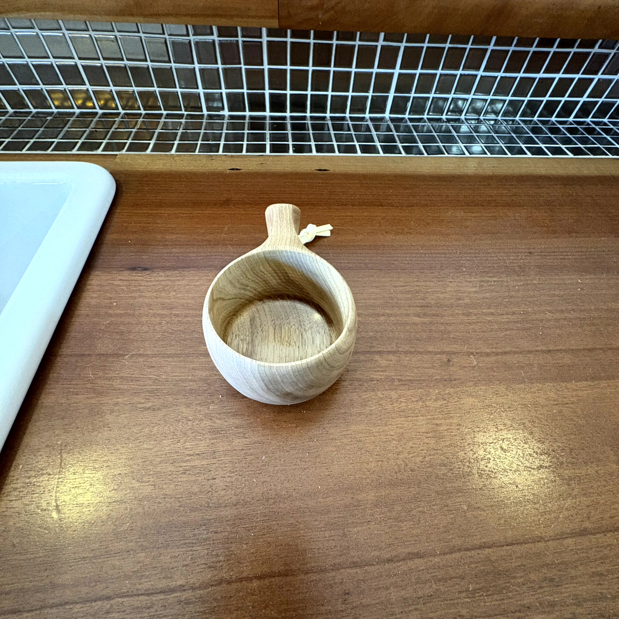 日本製〉胡桃材のククサ内面【むすび付ける漆】入眼貨物輸送無料１点もの くくさ フィンランド 優勝杯 木 コップ 難民キャンプ アウトドア飛騨 生まれながら醇乎たる  丸焼き マイ優勝杯 cup 北欧 差しあげる 差し上げ物 儀式用差し上げ物 母の日 父の日 誕プレ