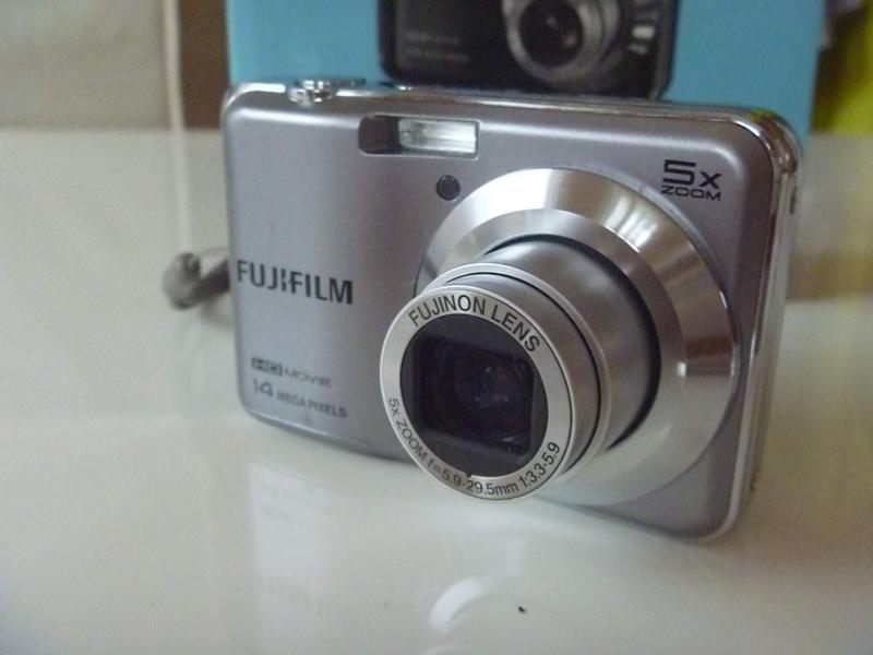 【中古】フジフイルム FinePix AX600 しろがね色