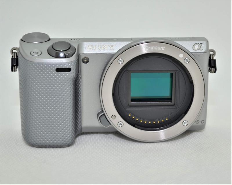 【中古】NEX-5R しろがね色 上半身