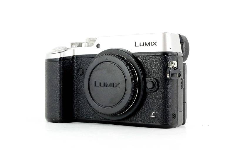 【中古】Panasonic 鏡鑑受け答え一眼写真機 ルミックス GX8 上半身 2030万絵素 しろがね色 DMC-GX8-S