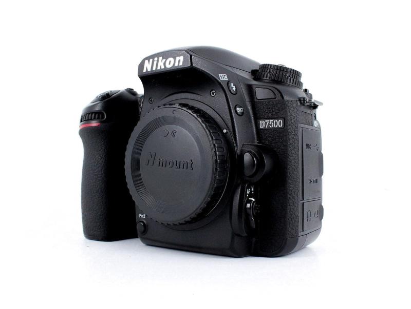 【中古】Nikon デジタル一眼二眼レフ写真機 D7500 上半身 黒いこと