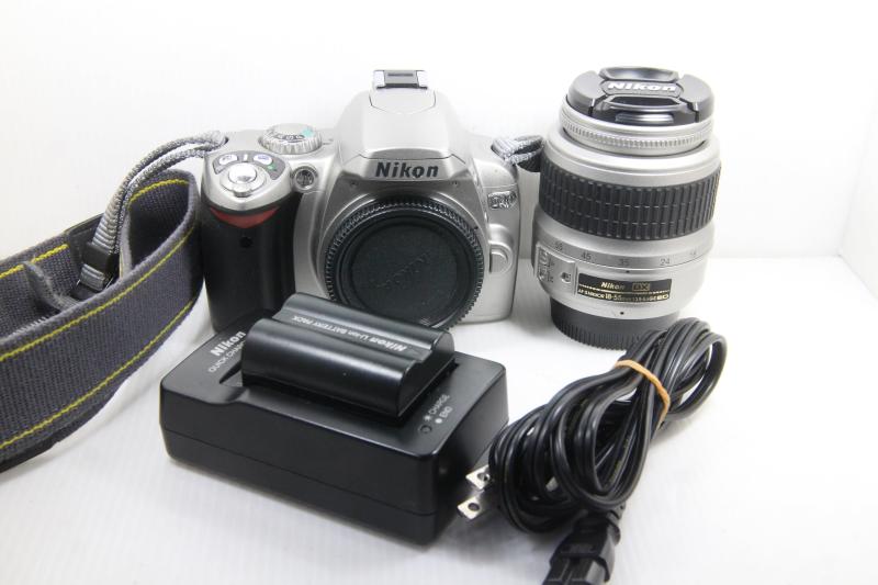 【中古】Nikon デジタル一眼二眼レフ写真機 D40 水晶体一揃いの道具 しろがね色 D40SLK