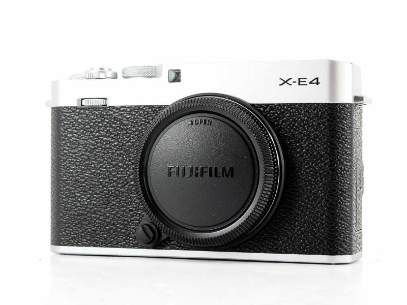 【中古】富士フイルム(FUJIFILM) 鏡鑑レスデジタルカメラ X-E4 上半身 しろがね色 F X-E4-S
