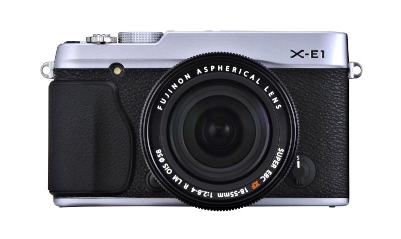 【中古】FUJIFILM 鏡鑑受け答え一眼写真機 X-E1 水晶体一揃いの道具 望遠レンズ嘱する しろがね色 X-E1/XF18-55 SET S