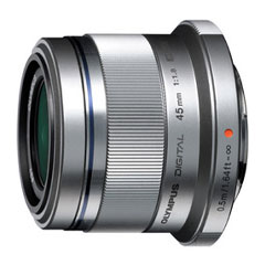【新品】オリンパス M.ZUIKO DIGITAL 45mm F1.8 シルバー【メーカー取寄せ品】【選べる5年間延長保証対象(別料金)】｜カメラのサイトウ