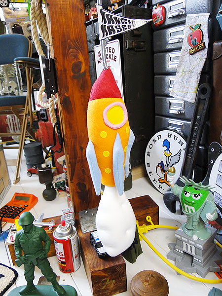 楽天市場 スペースロケットのハンギングマスコット アメリカ雑貨 アメリカン雑貨 車 カーアクセサリー 内装 カー用品 車のルームミラー カーアクセサリー 車内用 アメリカ雑貨通販キャンディタワー
