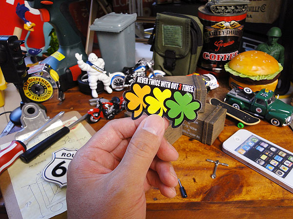 訳あり品送料無料 コトワザステッカー 二度ある事は三度ある 自分仕様だから愛着も強くなる こだわり派が夢中になる人気のアメリカ雑貨屋 ステッカー おしゃれ おもしろ アメリカン雑貨 車 バイク スーツケース デカール シール オリジナル アルファベット かわいい