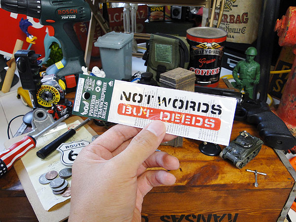 楽天市場 ことわざステンシル転写ステッカー 言葉ではなく行為 自分仕様だから愛着も強くなる こだわり派が夢中になる人気のアメリカ雑貨屋 ステッカー アメリカン雑貨 車 バイク スーツケース デカール シール ヘルメット 世田谷ベース スマホ Iphone レトロ