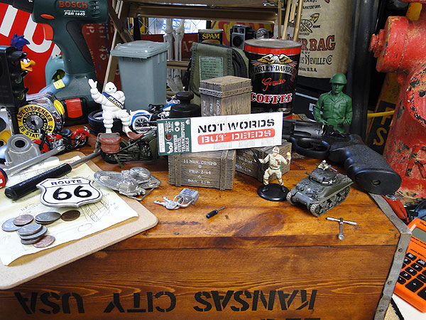 楽天市場 ことわざステンシル転写ステッカー 言葉ではなく行為 自分仕様だから愛着も強くなる こだわり派が夢中になる人気のアメリカ雑貨屋 ステッカー アメリカン雑貨 車 バイク スーツケース デカール シール ヘルメット 世田谷ベース スマホ Iphone レトロ