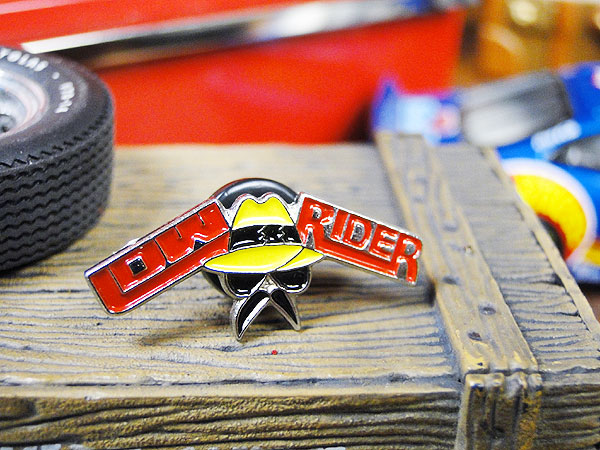 楽天市場 モーター系ブランドのピンバッジ ローライダー アメリカ雑貨 アメリカン雑貨 アメリカ 雑貨 ピンバッジ ファッション ピンバッチ 人気 オシャレ かわいい ミリタリー アルファベット ロゴ ピンズ 世田谷ベース アメリカ雑貨通販キャンディタワー
