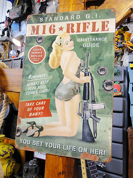 ★稀少な絶盤品★　ピンナップガール　＆　M16ライフル　U.S.ヘヴィースチールサイン　看板　アメリカン雑貨　アメリカ雑貨　ミリタリーグッズ　ミリタリー雑貨　サバイバルゲーム　サバゲー　おしゃれ かっこいい　ショップインテリア