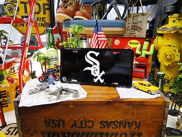 一番人気物 アメリカメジャーリーグのライセンスプレート シカゴ ホワイトソックス ナンバープレート アメリカ看板 サインプレート アメリカ雑貨 インテリア 人気 アメリカン かっこいい男の部屋 おしゃれ Cmプレート ティンサイン ブリキプレート 壁飾り 内装 壁面