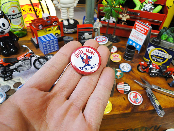 毎日がバーゲンセール カンパニーカンバッジ バドマン レッド アメリカ雑貨 アメリカン雑貨 アメリカ 雑貨 カンバッジ ファッション 人気 缶バッチ オシャレ かわいい カンバッチ キッズ 子供 アルファベット 缶バッジ アメキャラ Tonna Com