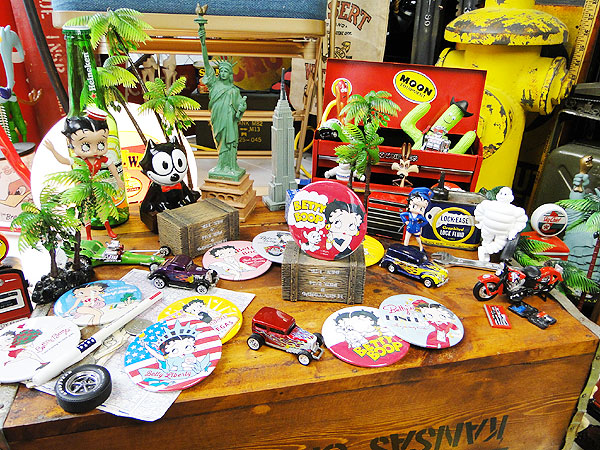 在庫一掃 ベティ ブープのカンバッジ Lサイズ イブニングベティ アメリカ雑貨 アメリカン雑貨 アメリカ 雑貨 カンバッジ ファッション 人気 缶バッチ オシャレ かわいい カンバッチ キッズ 子供 アルファベット 缶バッジ アメキャラ ベティちゃん グッズ ブープ