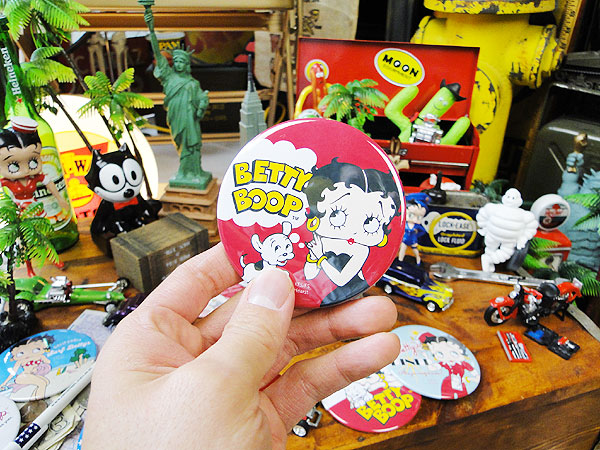 在庫一掃 ベティ ブープのカンバッジ Lサイズ イブニングベティ アメリカ雑貨 アメリカン雑貨 アメリカ 雑貨 カンバッジ ファッション 人気 缶バッチ オシャレ かわいい カンバッチ キッズ 子供 アルファベット 缶バッジ アメキャラ ベティちゃん グッズ ブープ