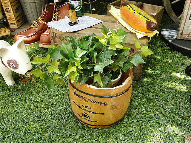 自宅に樽のあるシーンをどうぞ バレルプランター Mサイズ オシャレでかわいいガーデニンググッズで 笑顔もお花も満開 アメリカ雑貨 アメリカン雑貨 アメ 雑貨 アメ雑 プランター 植木鉢 おしゃれ かわいい シンプル 園芸 ガーデン ガーデニング アンティーク Giosenglish Com