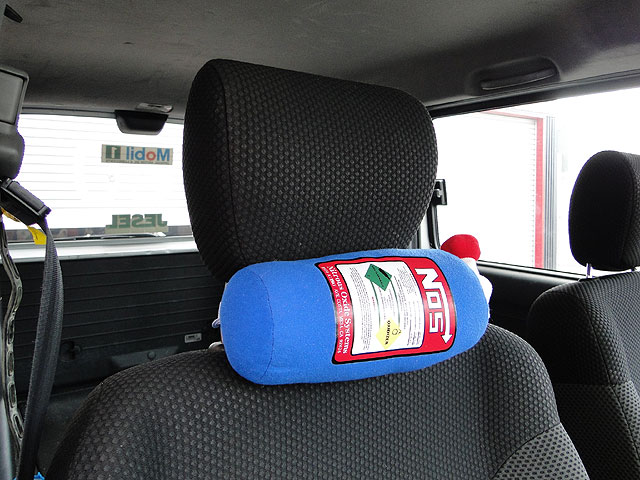 楽天市場 挟むだけ超カンタン これで愛車がニトロ仕様 Nosのニトロボンベのネッククッション アメリカ雑貨 アメリカン雑貨 車 カーアクセサリー 内装 カー用品 おしゃれ カーアクセサリー 車内用 アメリカ雑貨通販キャンディタワー