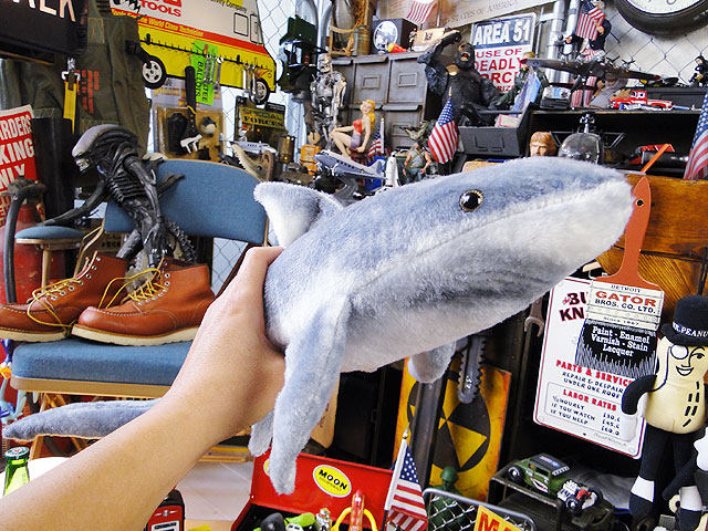 84 Off サメのぬいぐるみ アメリカ雑貨 アメリカン雑貨 アメリカン レトロ プレゼント ギフト ぬいぐるみ アメキャラ おしゃれ 人気 即納 Batesmartin Com