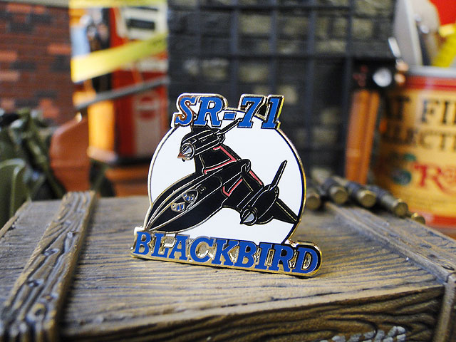 楽天市場 ミリタリーピンバッジ Sr 71ブラックバード アメリカ雑貨 アメリカン雑貨 アメリカ 雑貨 ピンバッジ ファッション ピンバッチ 人気 オシャレ かわいい ミリタリー アルファベット ロゴ ピンズ アメリカ雑貨通販キャンディタワー